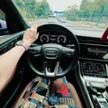 Diệp Lâm Anh tặng VW Viloran cho con gái lớn