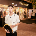 Stylist Phạm Bảo Luận trong áo thun thiết kế trẻ trung từ thương hiệu 