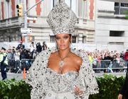 Làm đẹp kiểu Rihanna: Thuê người giống mình làm "chuột bạch"