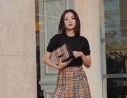 Chi Pu, Châu Bùi duyên dáng cùng chiếc túi Burberry D-Ring