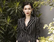 MC Quỳnh Chi mang tuyên ngôn bình đẳng giới cho phái đẹp với trang phục Elise