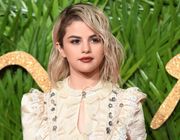 Selena Gomez trong những chiếc váy Prairie đầy mơ mộng