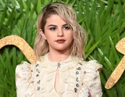 Selena Gomez trong những chiếc váy Prairie đầy mơ mộng