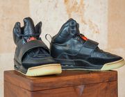 Đôi giày Nike x Kanye West lập kỷ lục đấu giá 2 triệu USD