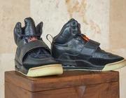 Đôi giày Nike x Kanye West lập kỷ lục đấu giá 2 triệu USD