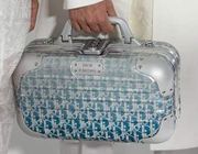 Dior và Rimowa hợp tác cho ra bộ sưu tập phụ kiện du lịch sành điệu
