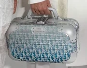 Dior và Rimowa hợp tác cho ra bộ sưu tập phụ kiện du lịch sành điệu
