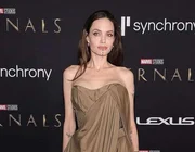 Angelina Jolie xuất hiện như một nữ thần tại buổi công chiếu "Chủng tộc bất tử" (Eternals)