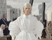 BST Xuân Hè 2022: Sự đổ bộ của "cơn bão" Alexander McQueen