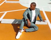 Cách kết hợp vest nam với giày sneakers thời thượng
