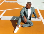 Cách kết hợp vest nam với giày sneakers thời thượng