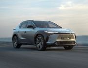 Toyota ra mắt SUV điện bZ4X đầu tiên