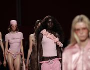 Gợi cảm và táo bạo như những năm 2000 ở Milan Fashion Week