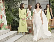 BST Xuân- Hè 2022 từ nhà mốt Elie Saab: Làn gió giản dị tinh tế