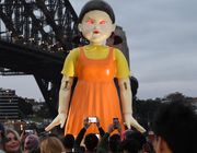Búp bê “Squid Game” sao y bản chính “bỗng” xuất hiện tại Sydney