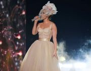 Sân khấu AMA 2021 - Jennifer Lopez hóa cô dâu trong chiếc đầm của Dolce & Gabbana