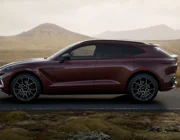 Chiếc Aston Martin DBX thứ hai về Việt Nam với màu sơn nổi bật