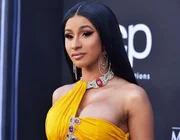 Cardi B làm nên lịch sử với tư cách là nữ rapper đầu tiên sở hữu đa chứng nhận kim cương