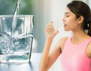 Nên uống nước nóng hay nước lạnh để giảm cân?