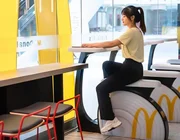 McDonald’s Trung Quốc sử dụng xe đạp thể dục thay thế cho ghế ngồi