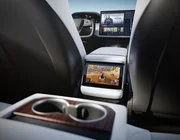 Xe Tesla bị điều tra vì tin tức người lái có thể chơi game khi điều khiển phương tiện