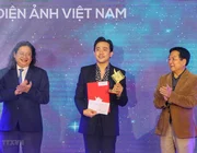 "Bố già" Trấn Thành tiếp tục đại thắng giải thưởng cuối năm