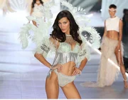 Bella Hadid trở lại với Victoria’s Secret sau khi cắt đứt quan hệ với thương hiệu