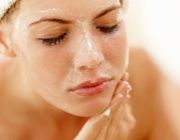 Đừng quên tẩy tế bào chết cho da: AHA giúp bạn có làn da mịn màng