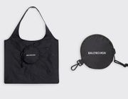 Đi chợ “cool ngầu” với thiết kế mới từ Balenciaga