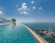 Cận cảnh hồ bơi vô cực cao nhất thế giới - Niềm tự hào của người Dubai