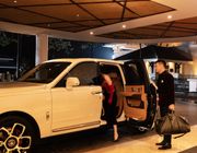 Khắc Việt “diện” Rolls Royce Cullinan hơn 40 tỷ trong MV mới