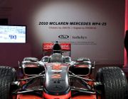 Chiếc xe đua vô địch F1 của Lewis Hamilton được bán đấu giá tại British Grand Prix
