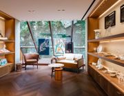 Trải nghiệm lối sống “Ăn Hermès, ngủ Versace, ngồi Fendi, bày trí Saint Laurent''