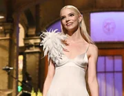 Diện 10 bộ đồ, Anya Taylor-Joy biến sân khấu thành sàn diễn thời trang của riêng mình