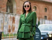 Chinh phục xu hướng màu xanh lá “khó nhằn” của mùa xuân hè 2021