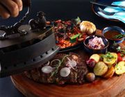 Bò bít tết bàn ủi nổi tiếng Sài thành, 300.000 - 400.000 đồng/suất nhưng khách đuổi mãi vẫn không hết.