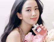 Cận cảnh quà tặng giá trị mà Dior gửi tặng nàng thơ Jisoo