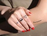 Làm gì để giữ hình xăm trên ngón tay được bền màu?