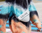 Giới trẻ và cơn sốt túi tam giác Triangle Bag từ nhà mốt Céline