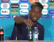 Tiếp nối CR7, Pogba dẹp chai bia trên bàn họp báo