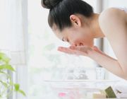 Bật mí cách sử dụng nước muối sinh lý trong chăm sóc da mặt
