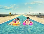 Review phim Palm Springs - Mở mắt thấy hôm qua