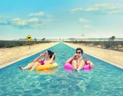 Review phim Palm Springs - Mở mắt thấy hôm qua