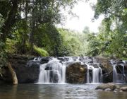 Bình an với thác nước ẩn mình phía sau ngôi chùa tĩnh lặng