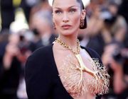Cận cảnh chiếc vòng cổ che ngực trần của siêu mẫu Bella Hadid tại Cannes