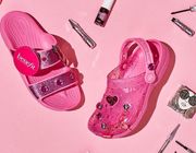 Crocs x Benefit Cosmetics “cháy hàng” trong ngày ra mắt