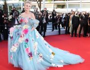 Sharon Stone mang cả “vườn hoa” lên thảm đỏ Cannes
