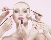 Làm thế nào để bảo vệ làn da không bị mụn do trang điểm?