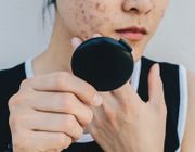 Xu hướng TikTok: Sử dụng nước muối biển để trị mụn, nên hay không?