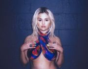 Sắc tím chủ đạo trong BST bikini do Selena Gomez thiết kế